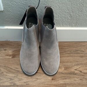 Sorel Women’s Gray Suede Boots